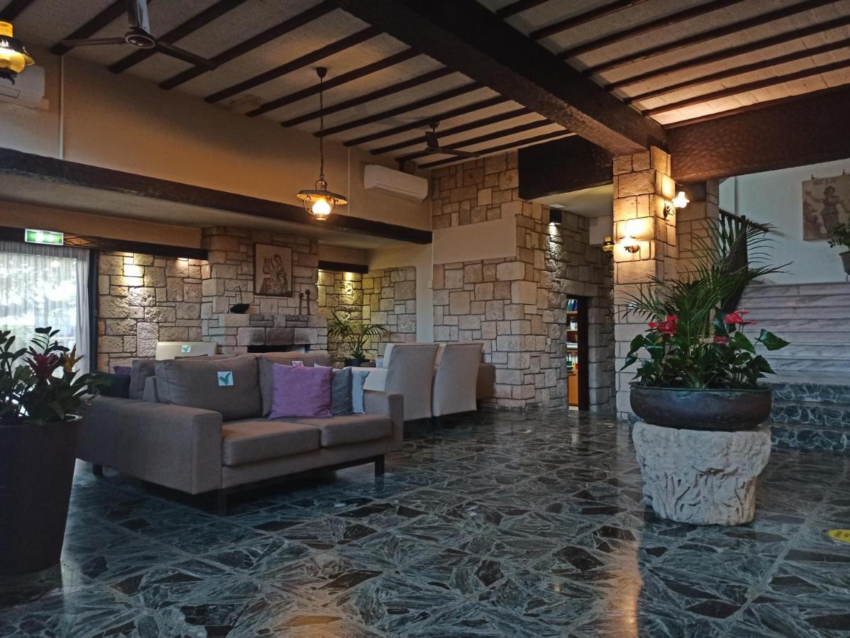Dionysos Central بافوس المظهر الخارجي الصورة